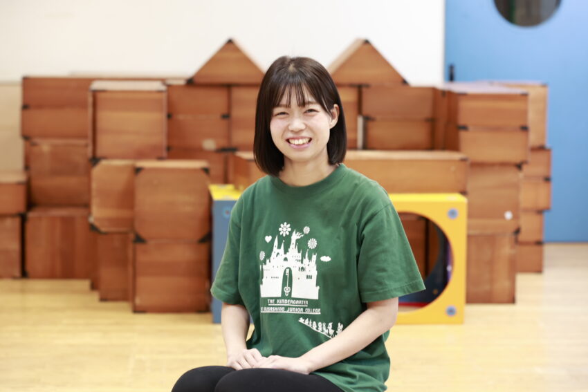 武蔵野短期大学附属幼稚園<br />
年少組担任<br />
新井日南さん(2024年3月卒業)